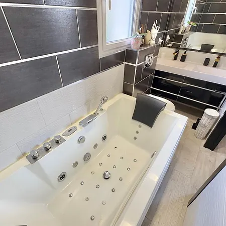 Villa Avec Piscine 8 Personnes *